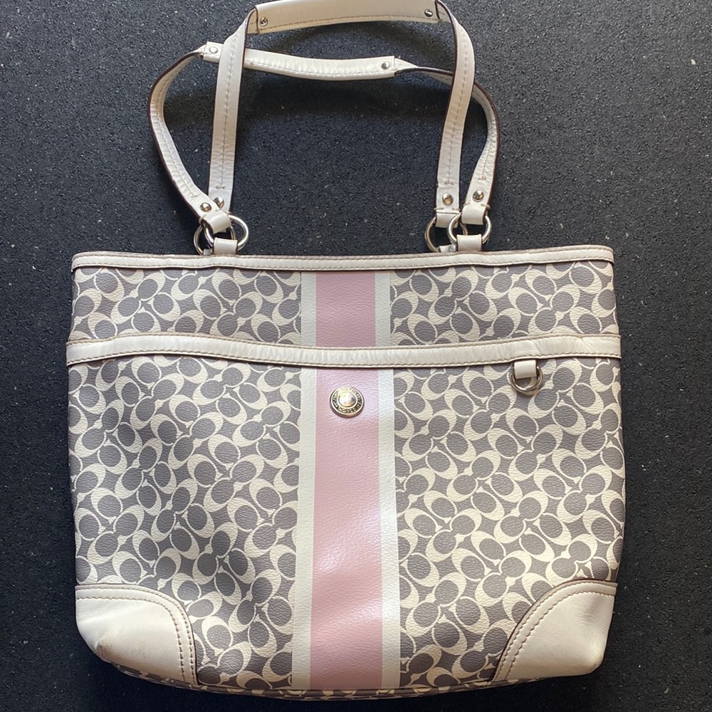 Coach shoulder bag with zippered top